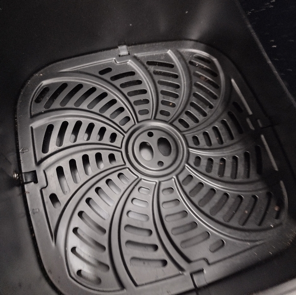 Chefman Air fryer, barely used, 3 months old, like new condition - Picture 8 of 8